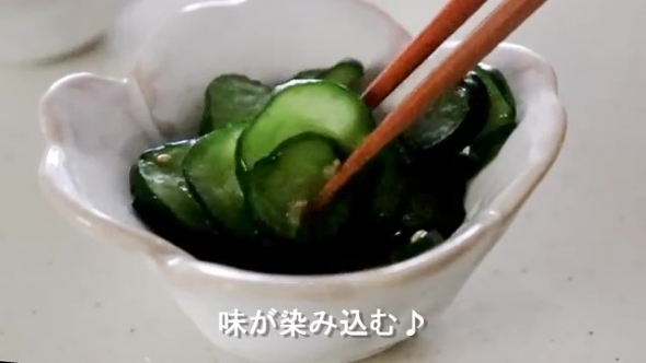 お皿に盛り付けたきゅうりの画像