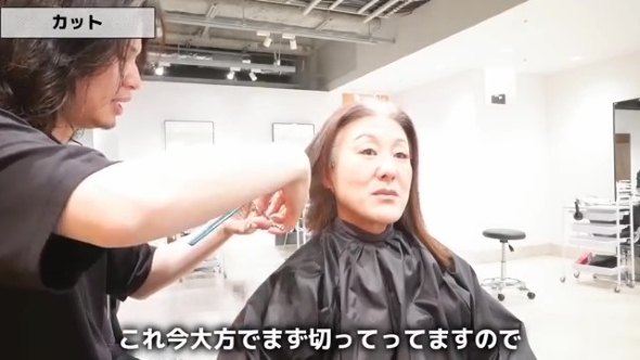 髪をカットする女性