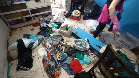 10歳の少年が暮らすゴミだらけの家をキレイにする掃除の女王