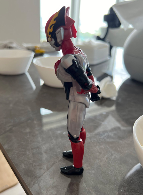 2歳児 じいじ 再現 ポーズ 可動フィギュア ウルトラマン ロッソ