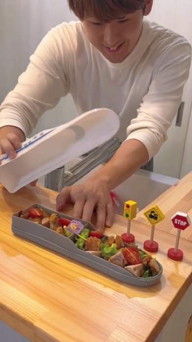 新幹線に乗ってやってきた唐揚げとサラダ