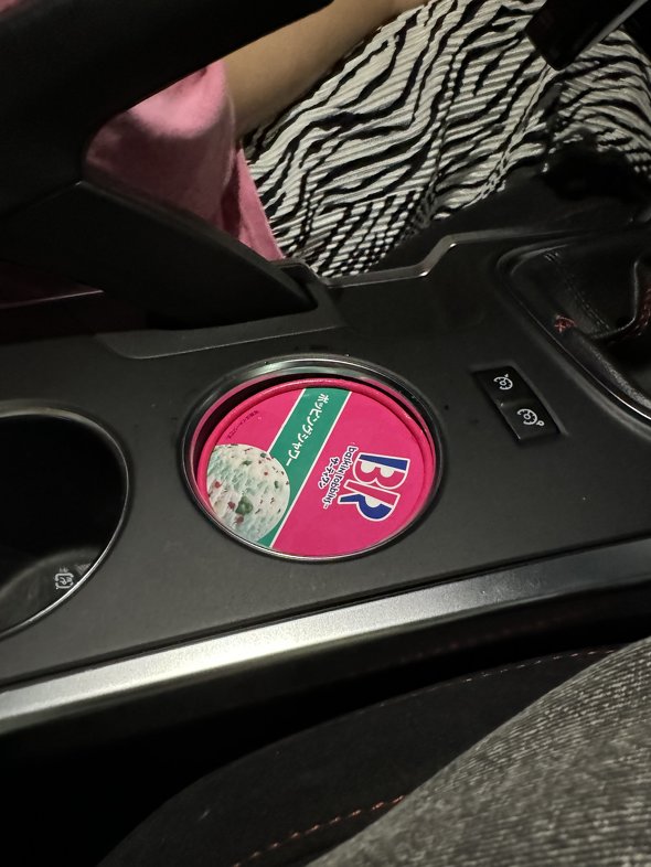 カップホルダーにアイスがはまった