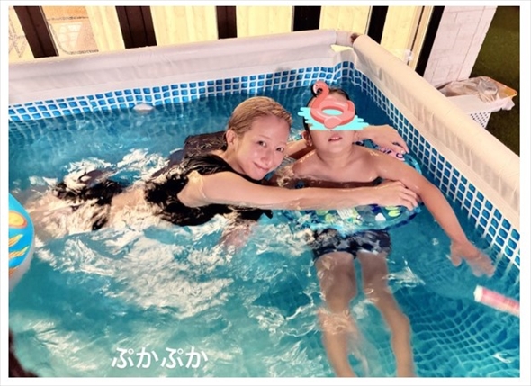 自宅の巨大プールで遊ぶ水着姿の辻希美