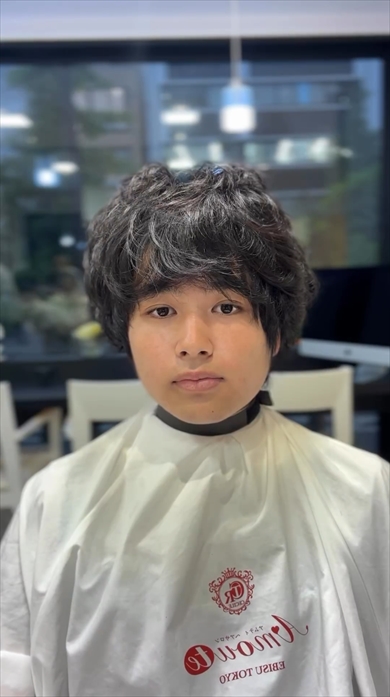 クセ毛がコンプレックスだった少年が美容師の手で大変身