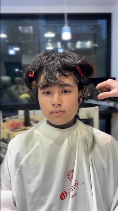 クセ毛がコンプレックスだった少年が美容師の手で大変身
