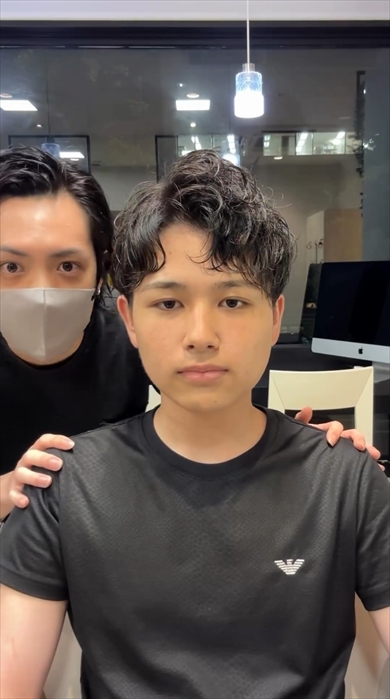 クセ毛がコンプレックスだった少年が美容師の手で大変身