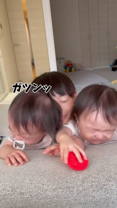 双子の弟たちのけんかを止めようとして頭をぶつけてしまったお兄ちゃん