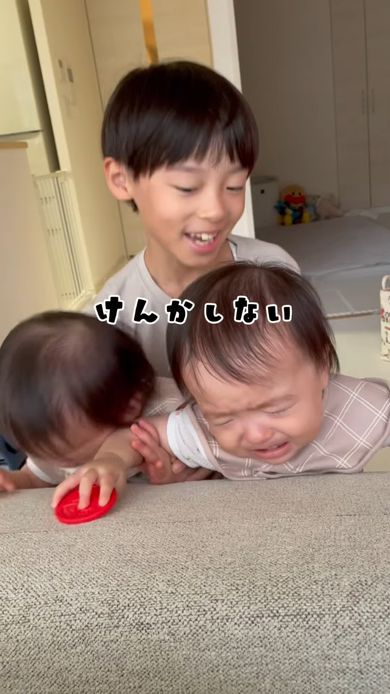 自分が頭をぶつけても双子のけんかの仲裁を優先するお兄ちゃん