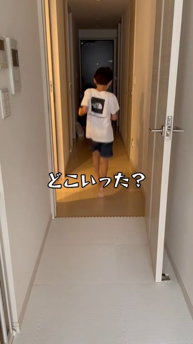 双子の弟たちを部屋に連れて行くお兄ちゃん