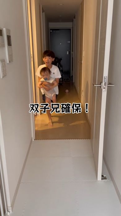 双子の弟たちを部屋に連れて行くお兄ちゃん