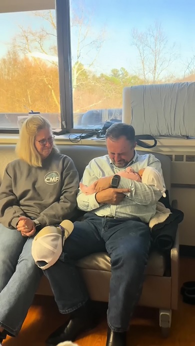 孫娘のミドルネームが自分の名前だと知り涙するおじいちゃん