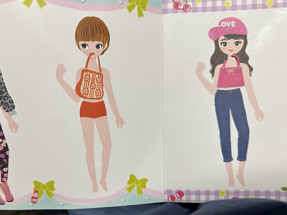 おそらくキャミソールと認識した娘にかばんのシールを体に貼り付けられたキャラクター