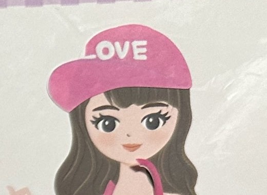 おそらくキャミソールと認識した娘にかばんのシールを体に貼り付けられたキャラクター