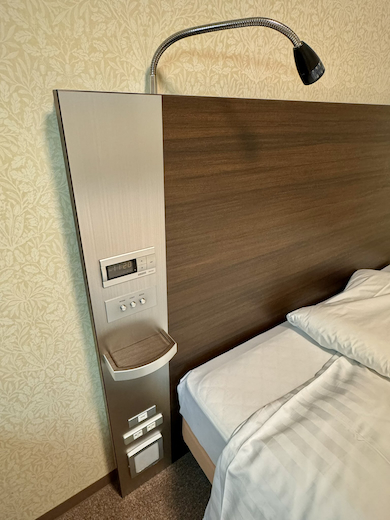 ベッドのヘッドボード付近