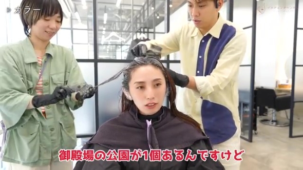 カラーリングをする女性