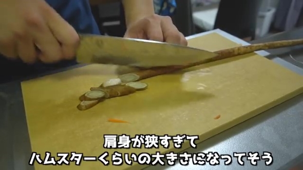 ごぼうを切る男性