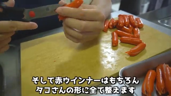 ウインナーに切り込みを入れる男性