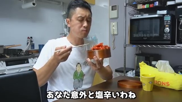 お弁当を食べる男性