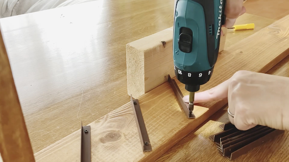 枠にL字を取り付ける