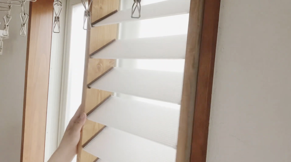 ルーバーを窓枠に取り付ける