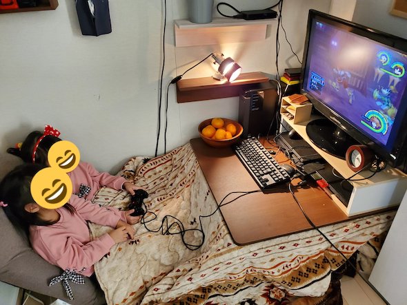 パパの秘密基地でゲームを楽しむ娘たち