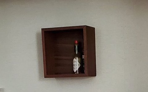 秘密基地の壁になぜか配置されたペッパーソース