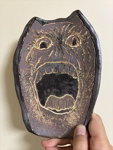 自分の漫画をモチーフにした皿を母が焼いてくれた漫画家