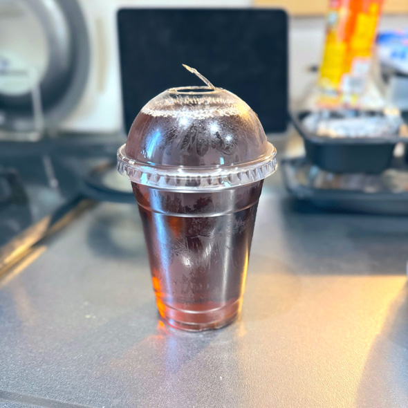 出前で頼んだ 烏龍茶 あふれそう 容器 フタ 漏れず こぼれず 配達 たっぷり パンパン