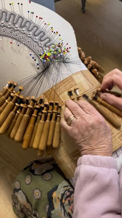 高速でボビンレースを編む動画