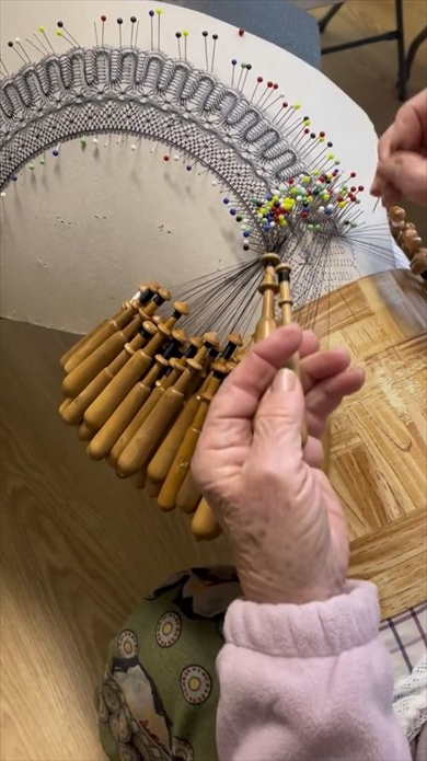 高速でボビンレースを編む動画