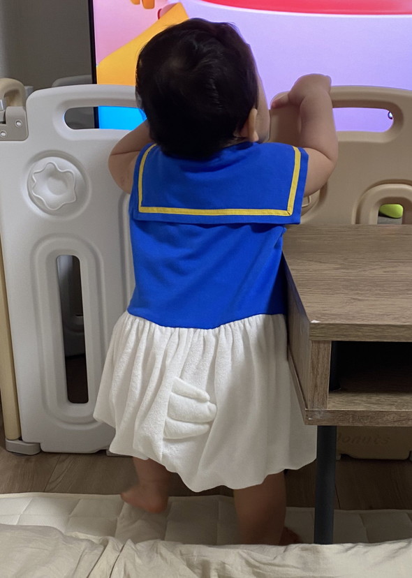 テレビに夢中な赤ちゃん