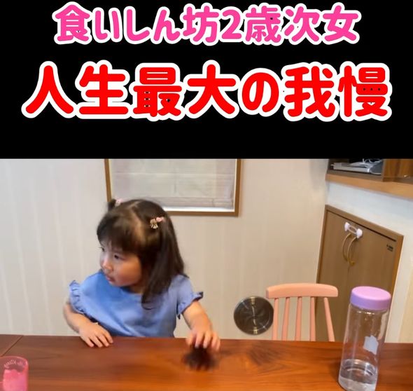 両親のぶんのポップコーンを残して去った長女を見送る次女