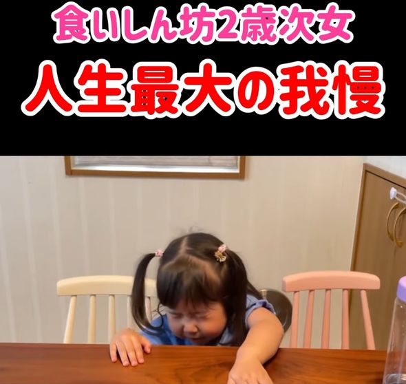 両親のぶんのポップコーンを見ないように目を閉じたままイスから降りる次女