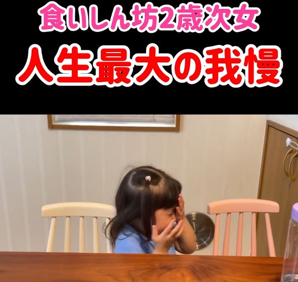 両親のぶんのポップコーンを見ないように両手で目を覆う次女