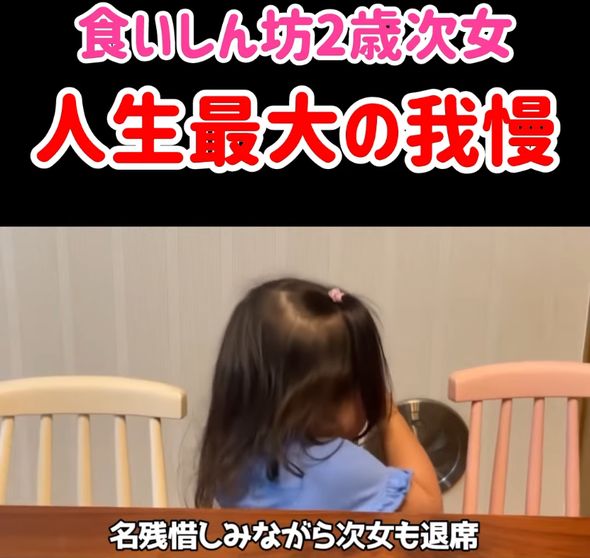 両親のぶんのポップコーンを見ないように両手で目を覆ったまま離席する次女