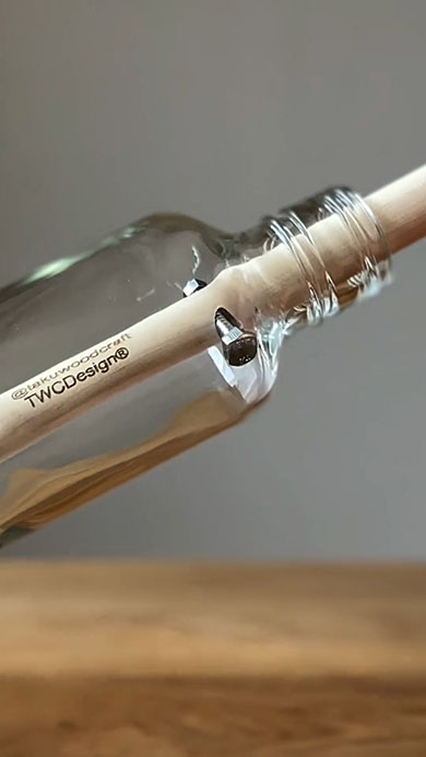 ボトルの中でボルトが締まっているところ