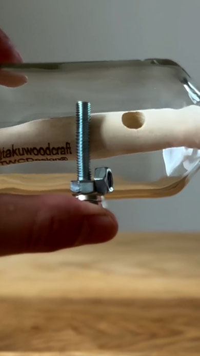 ボルトを磁石で誘導するところ