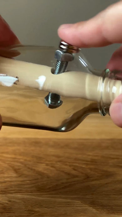 ナットを磁石で回しているところ