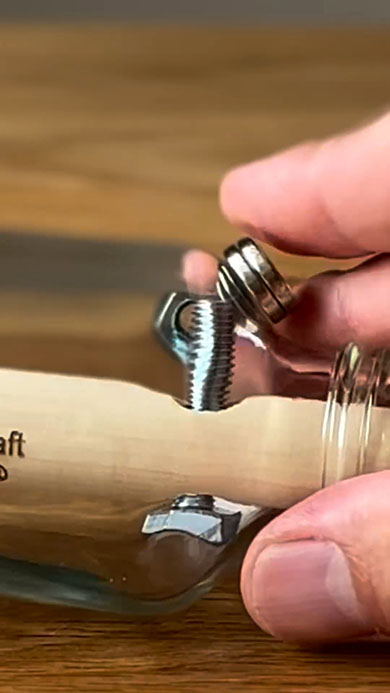 ボルトを磁石で押さえてボトルを回す