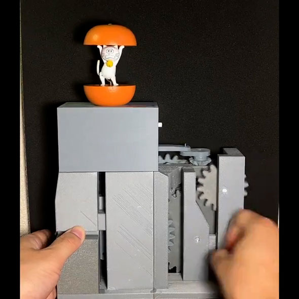 サザエさんのタマのカラクリ・腰を振っている（俯瞰）