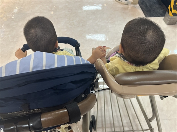 初スーパーに不安な双子くん
