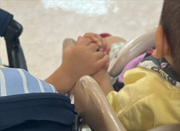 初スーパーに不安な双子くん