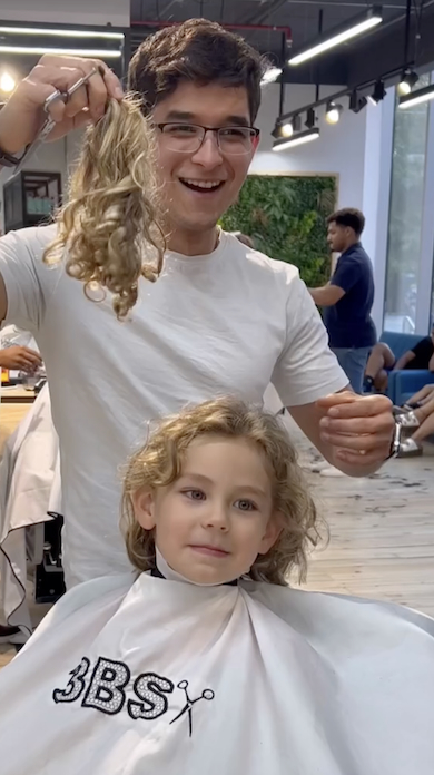 後ろ髪をカット