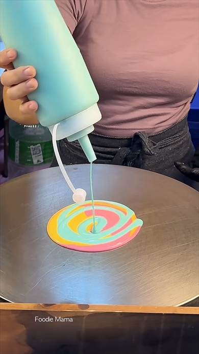 タイのバンコクで食べられるレインボークレープ