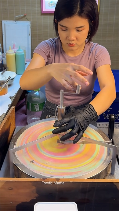 タイのバンコクで食べられるレインボークレープ