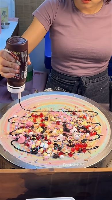 タイのバンコクで食べられるレインボークレープ