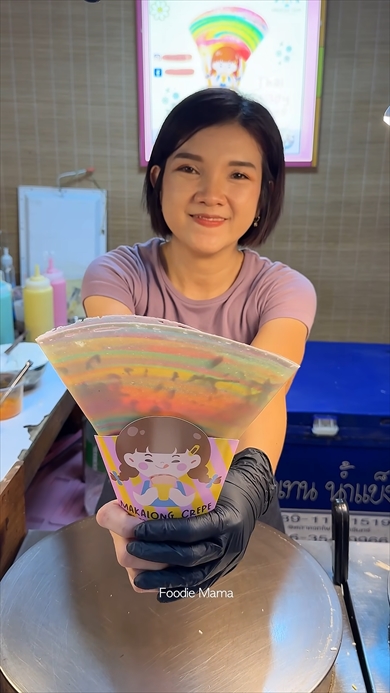 タイのバンコクで食べられるレインボークレープ