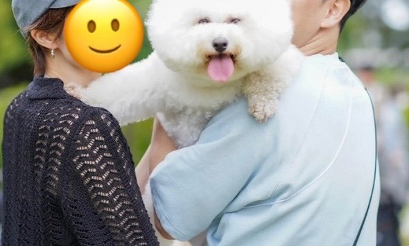 記念写真を撮る際に家族を押しのけていたビション・フリーゼ