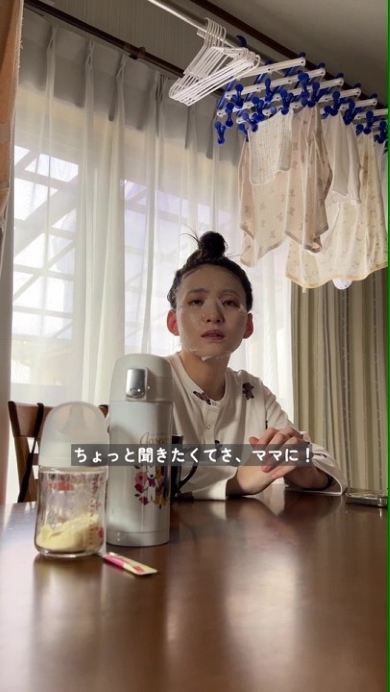 夫と会話する妻