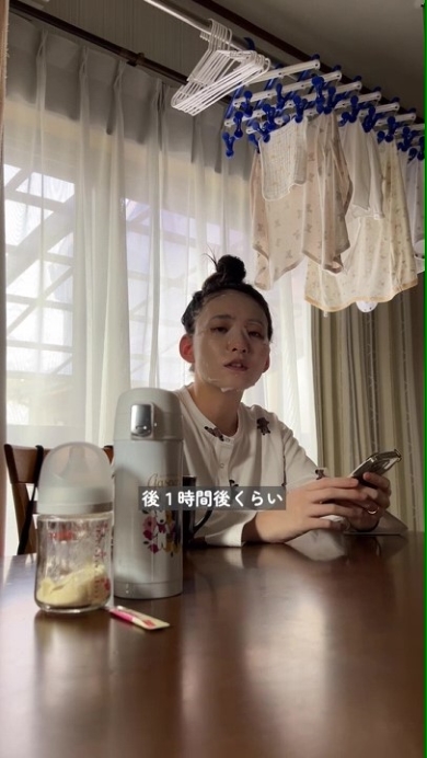 夫と会話する妻